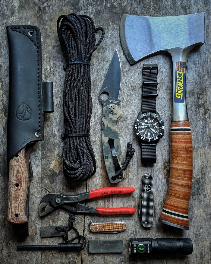 Best-Tools-To-Build-A-Bushcraft-Shelter-With Best EDC Flatlay Pictures